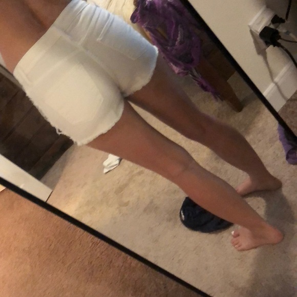 Cute high waisted white shorts with side pattern - Picture 3 of 8